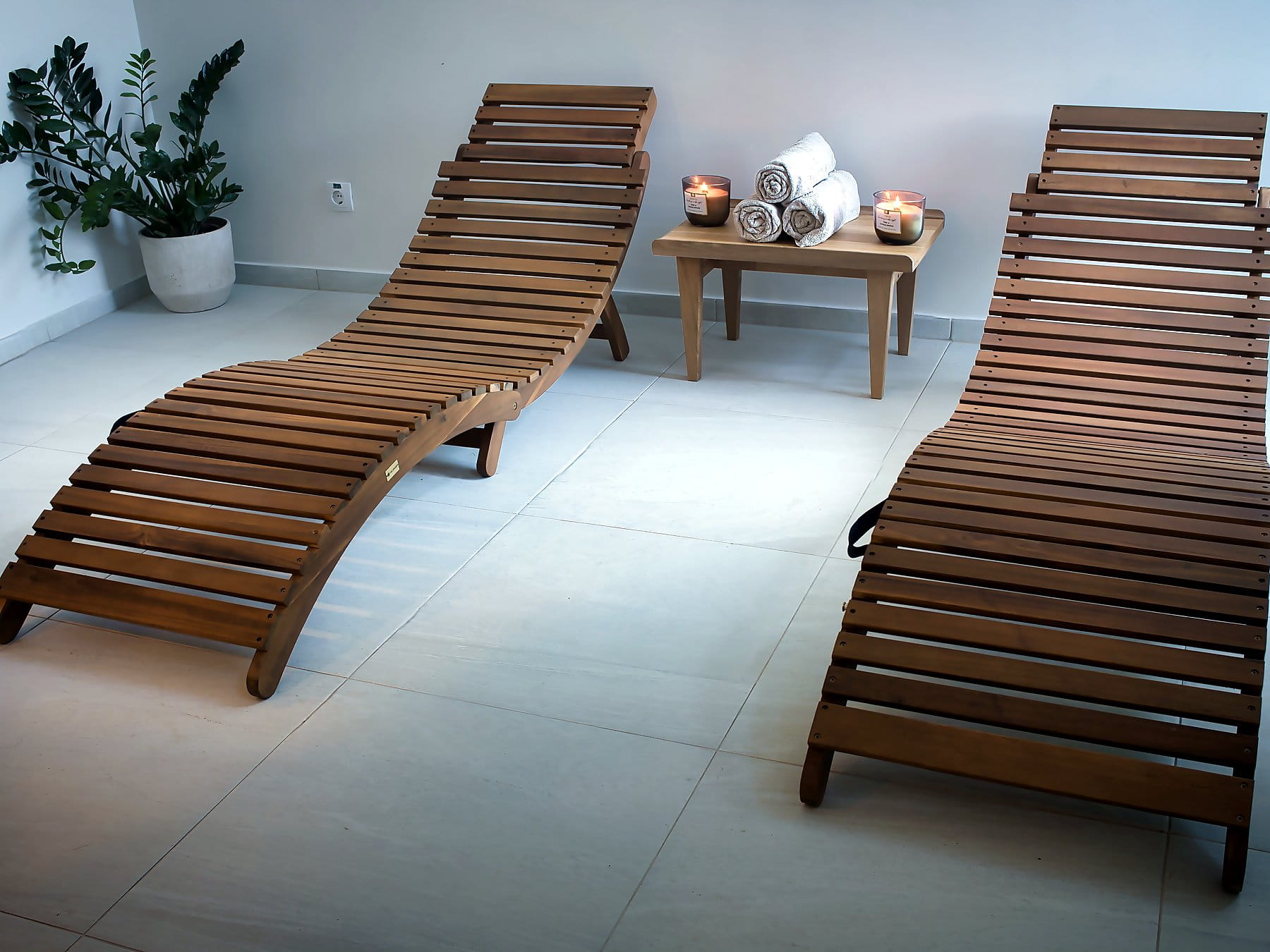 Relaxbereich mit Holzliegen im CADAN Health Club Hainburg