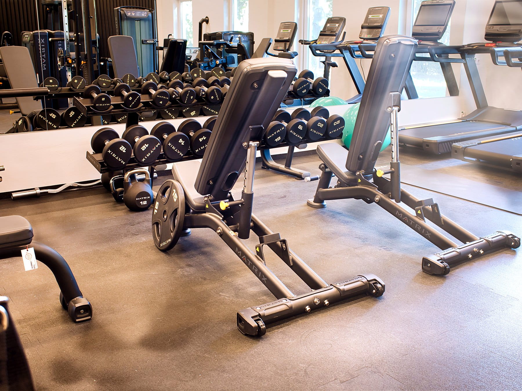 Kurzhanteln, Hantelbänke und Laufbänder im CADAN Health Club