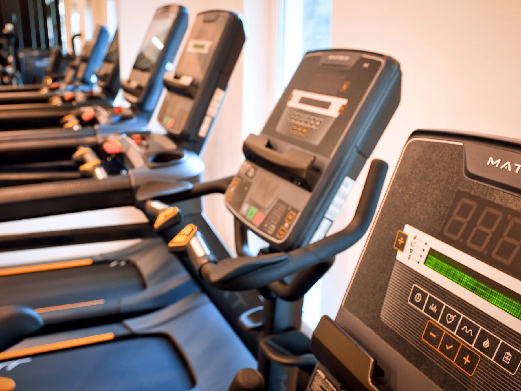 Cardiobereich mit Matrix-Laufbändern im CADAN Health Club