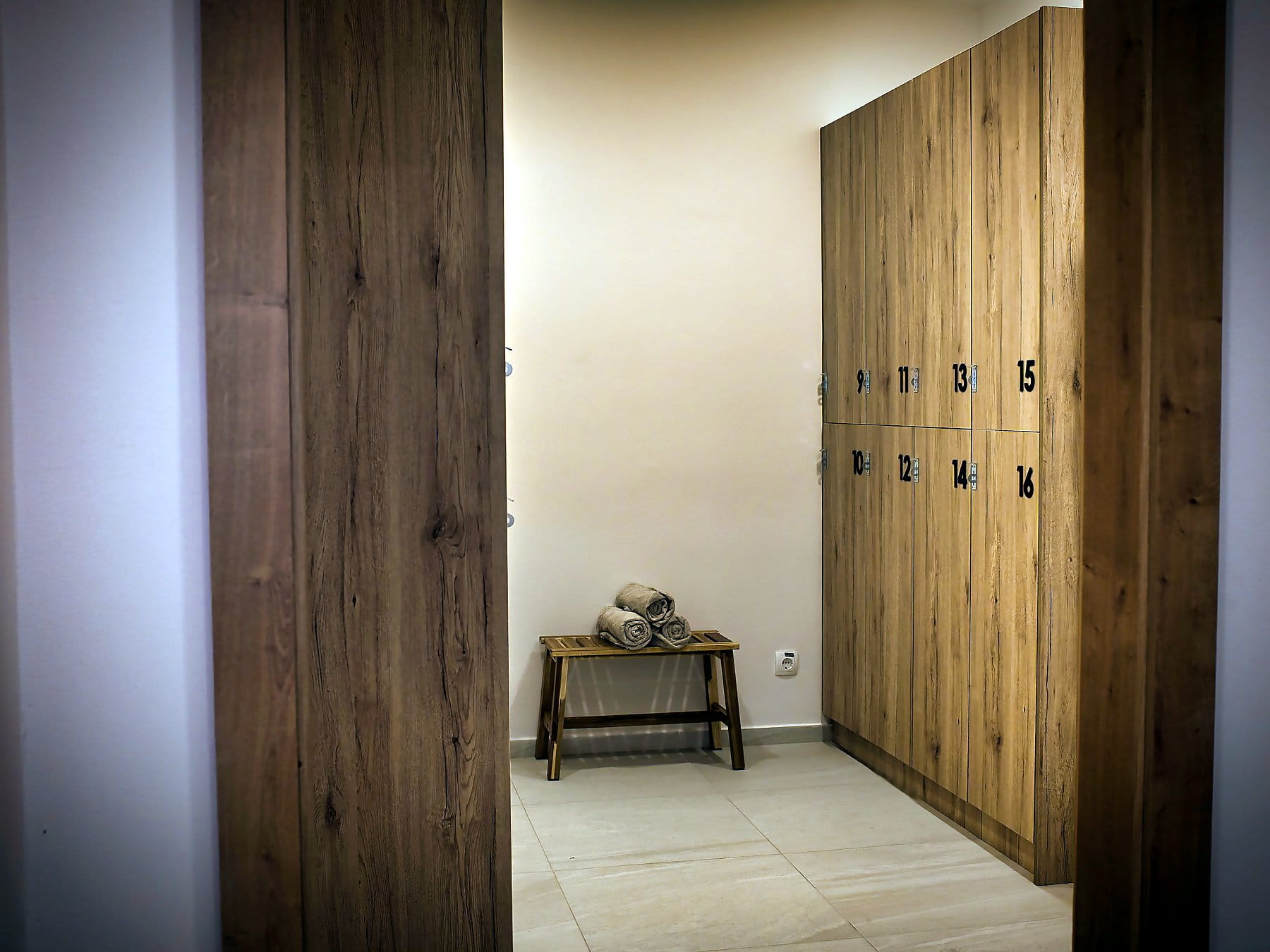 Umkleide mit Holzspinden im CADAN Health Club Hainburg